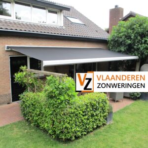 Afbeelding: Knikarmscherm antraciet voor een terras