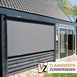 Ritsscreen op een nieuwe schuur. Op maat gemaakt door Vlaanderen Zonweringen