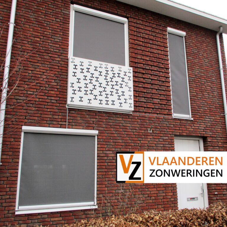 Ritsscreen op volledige woning, raam met frans balkon. Op maat gemaakt door Vlaanderen Zonweringen
