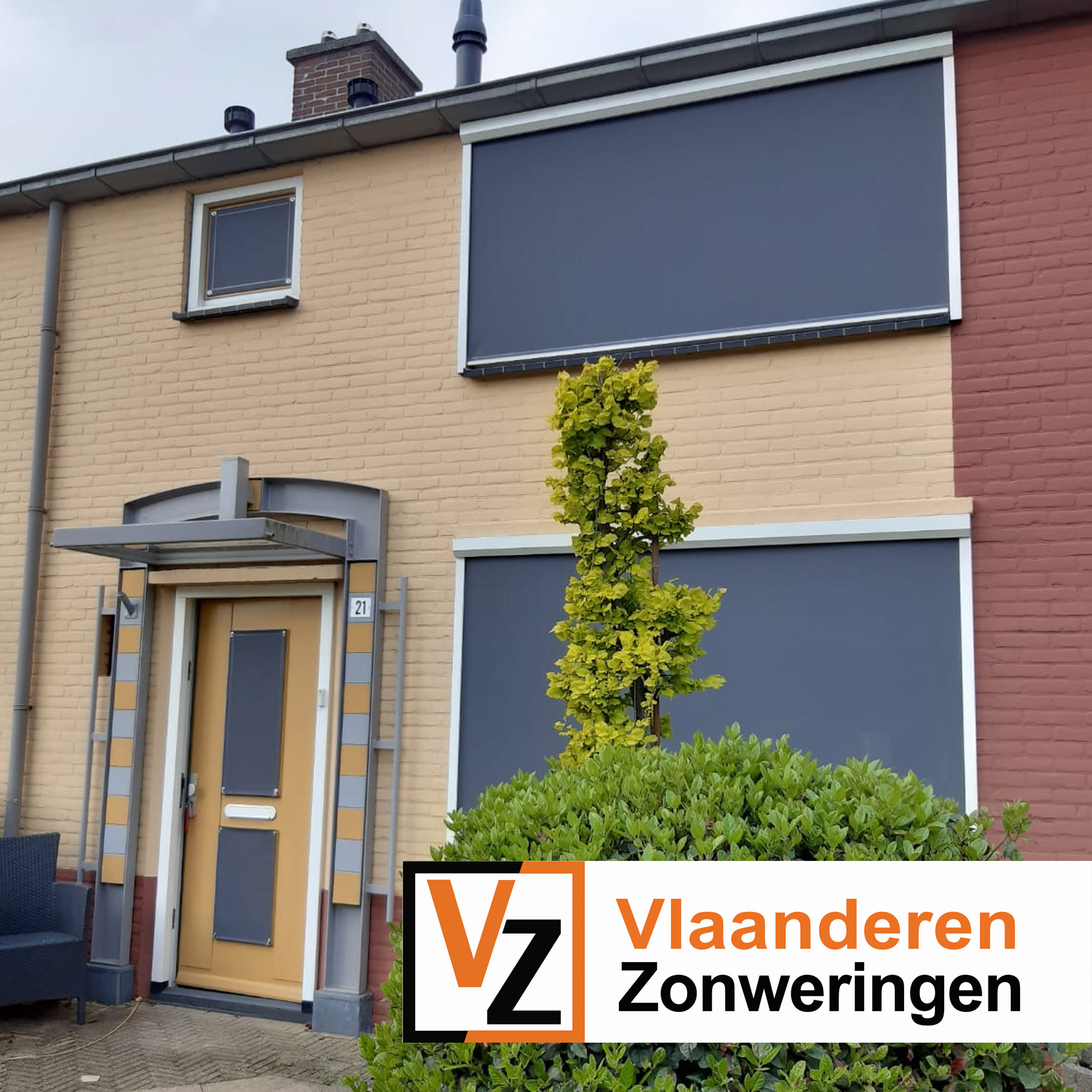 Ritsscreen Classic met antraciet doek - Culemborg, regio Houten Antraciet ritsscreens op tussenwoning, op maat gemaakt door Vlaanderen Zonweringen.
Culemborg, regio Houten