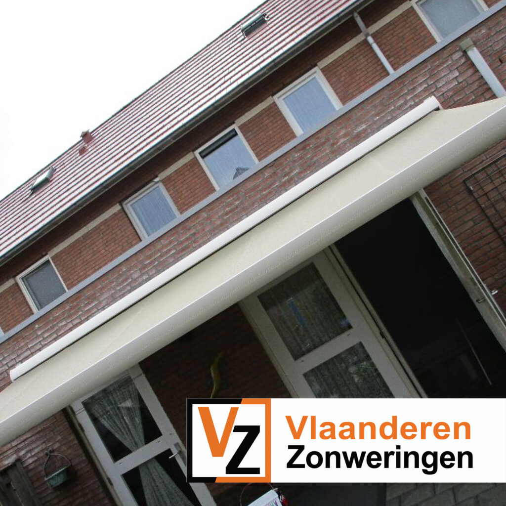 Knikarmscherm met openslaande deuren - Culemborg Knikarmscherm met witte voorlijst en beige doek, op maat gemaakt door Vlaanderen Zonweringen.
Culemborg, regio Houten