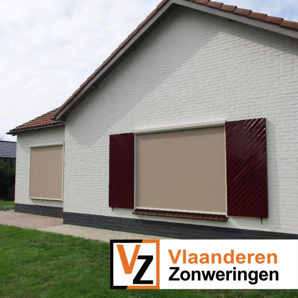 Bungalow woning met ritsscreen in landelijke stijl. Ritsscreen op maat gemaakt door Vlaanderen Zonweringen