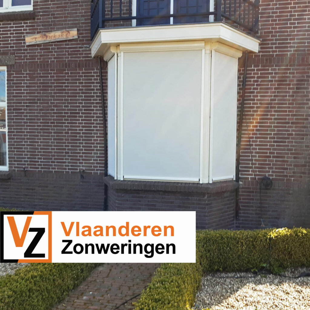 Ritsscreen op een erker. RAL9010 met een licht doek. Rittscreen op maat gemaakt door Vlaanderen Zonweringen