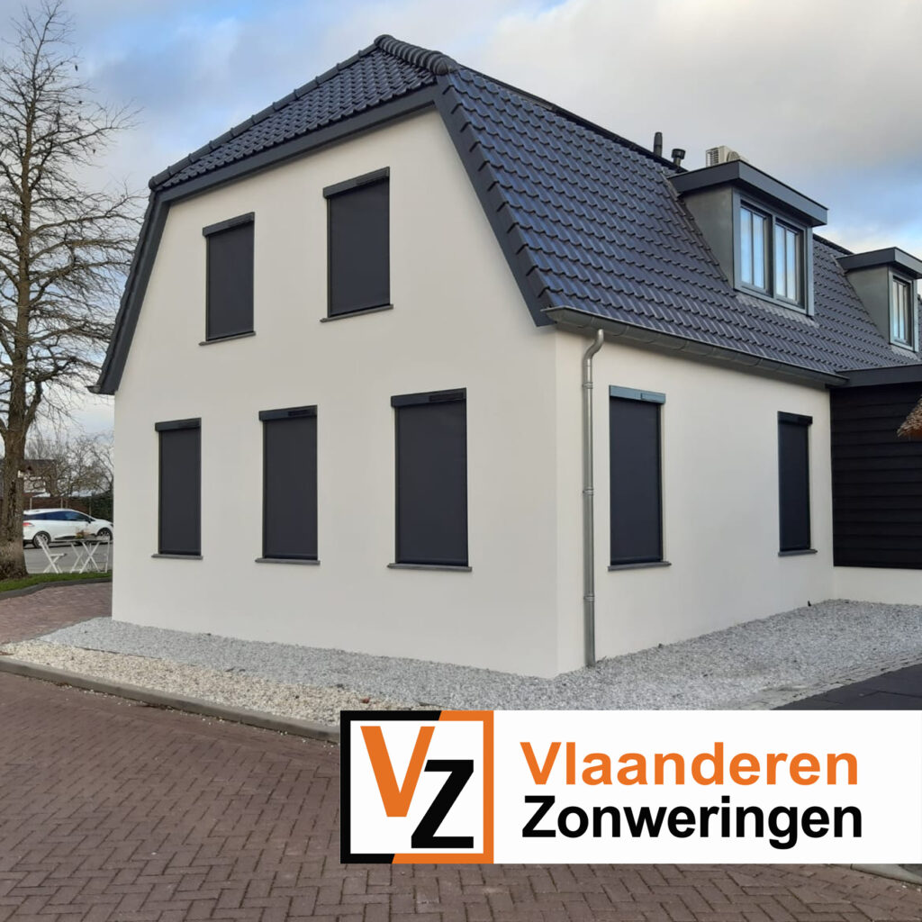 Boerderijwoning met rolluiken op zonne-energie. Antracietgrijs met zonnepanelen. Rolluik op maat gemaakt door Vlaanderen Zonweringen