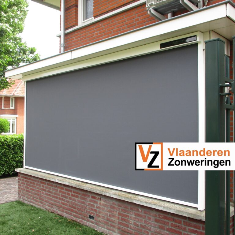 Ritsscreen op een erker van een nieuwbouw woning. Ritsscreen op maat gemaakt door Vlaanderen Zonweringen