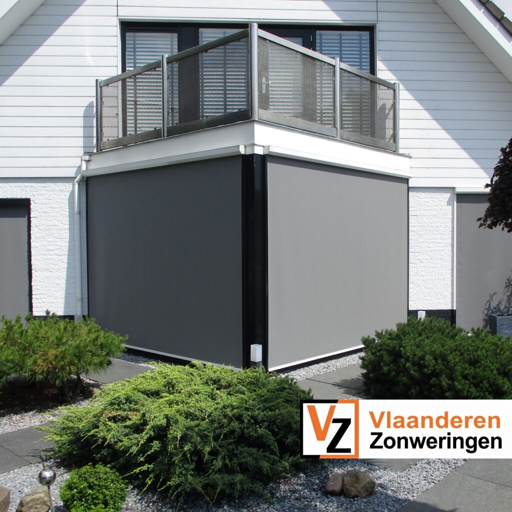 Strakke ritsscreens op een moderne designwoning. op maat gemaakt door Vlaanderen Zonweringen