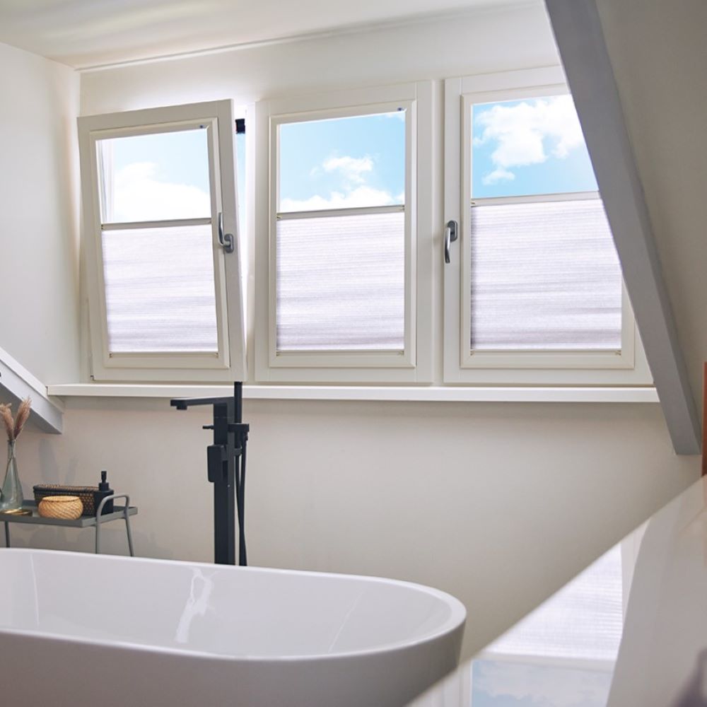 Bakmer met kunststof kozijnen met plissé in frame - KeJe