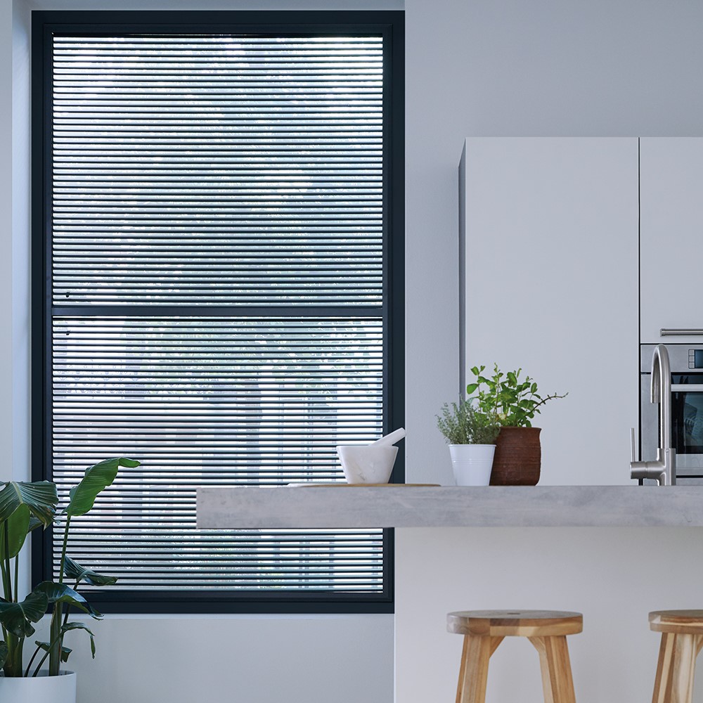 Kunststof kozijn met shutters in frame - KeJe