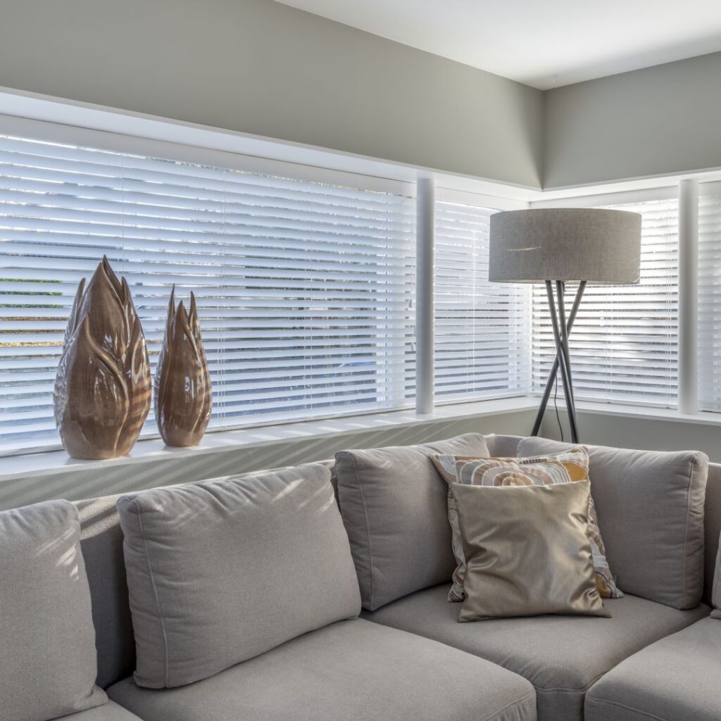 Houten jaloezieën bij hoekramen - Zonnelux