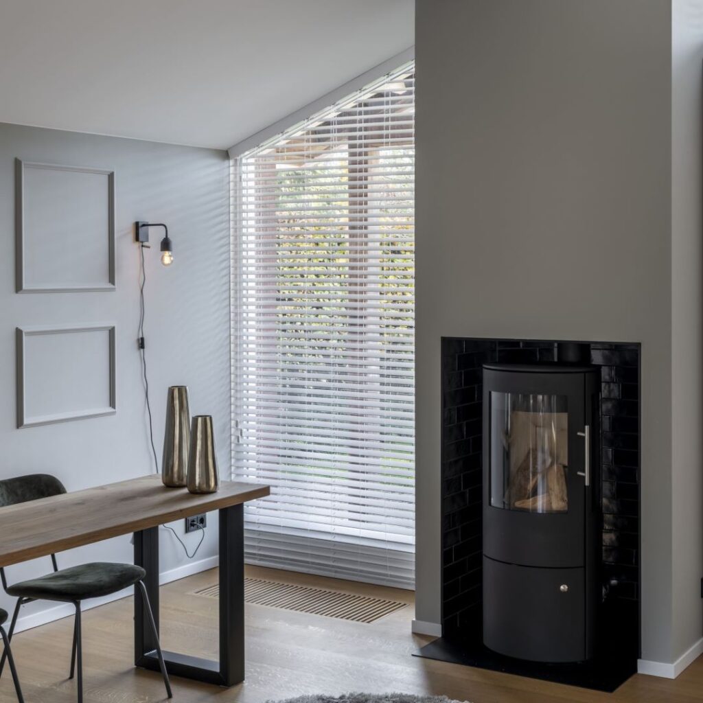 Houten jaloezie bij een schuin raam - Zonnelux