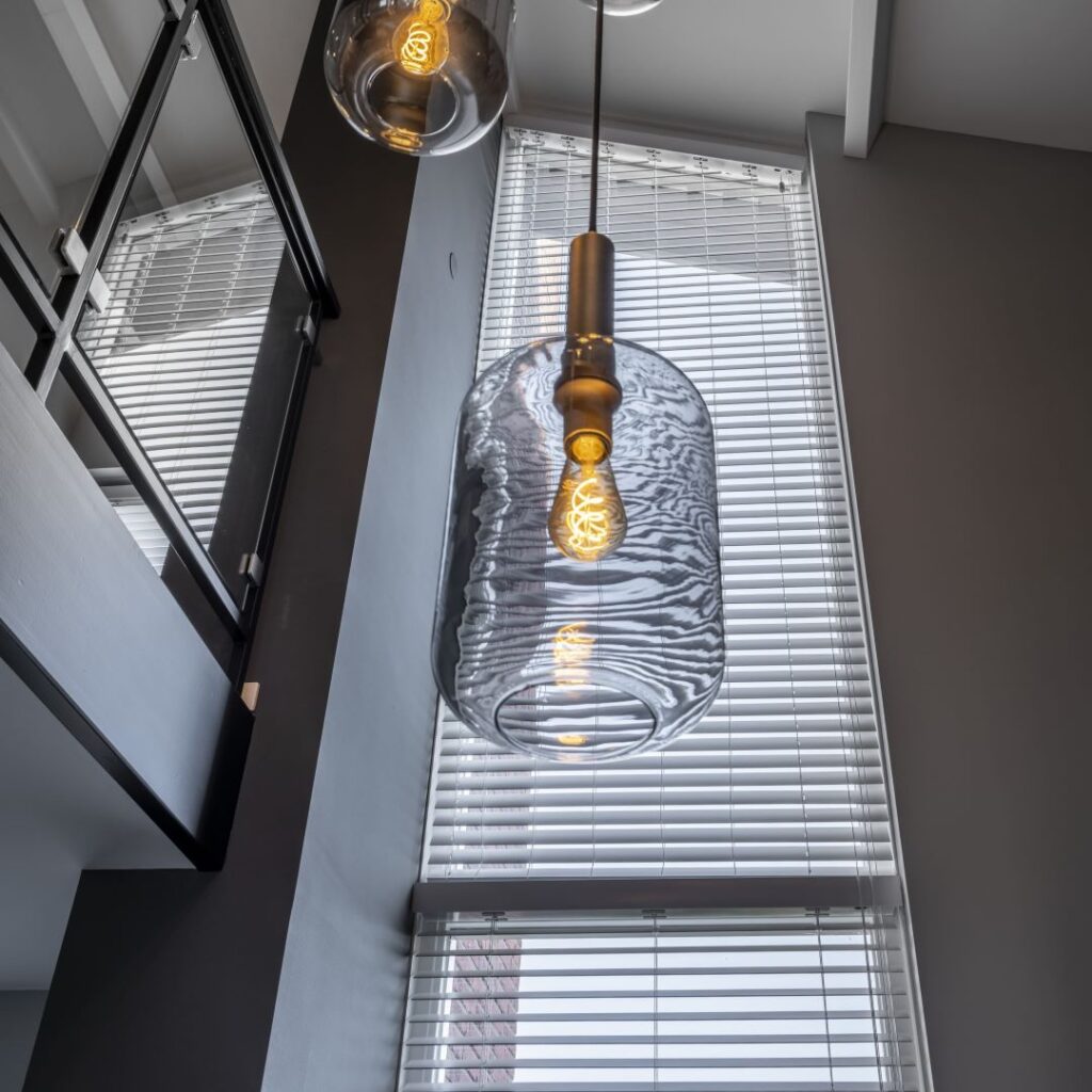 Houten jaloezieën bij een mal hoog raam - Zonnelux