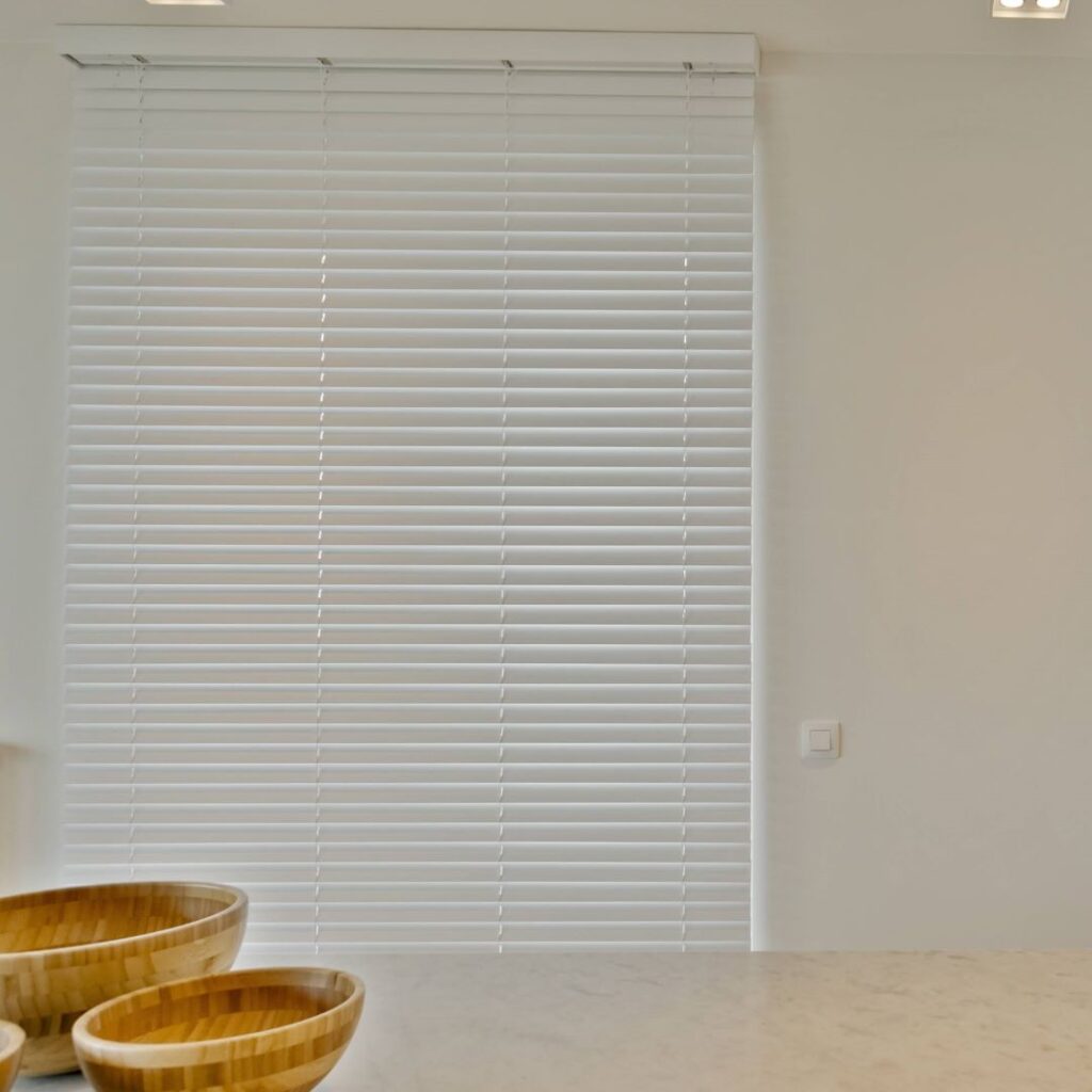 Witte houten jaloezie - Zonnelux