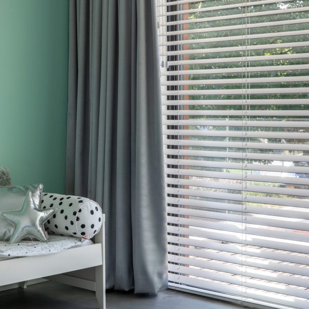 Houten jaloezie op de kinderkamer - Zonnelux