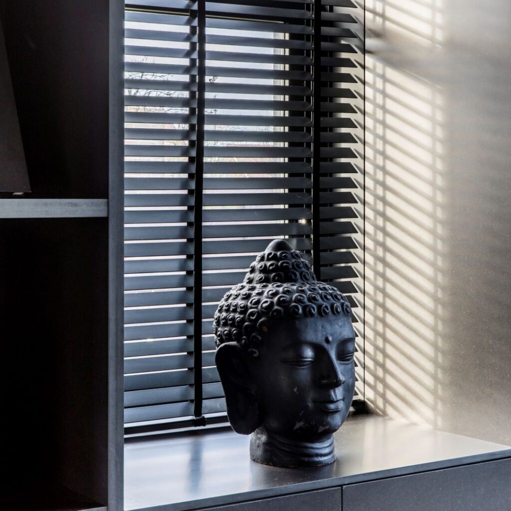 Zwarte houten jaloezie in de woonkamer - Zonnelux