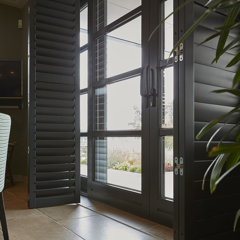 Zwarte shutters - Zonnelux
